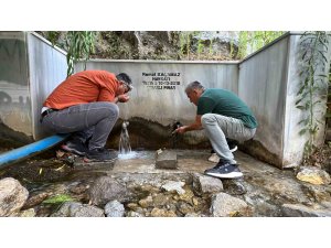 Dağdan çıkan su, vatandaşı serinletiyor
