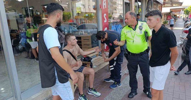 Annesinin elini bırakıp yola fırlayan küçük çocuğa motosiklet çarptı