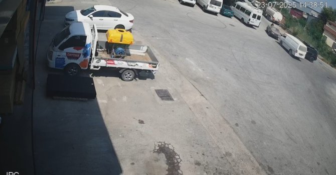 Manavgat’ta iki otomobilin çarpıştığı anlar kamerada