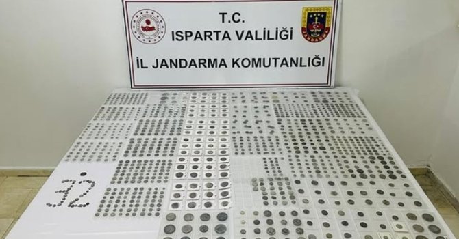 Isparta’da jandarmadan tarihi eser operasyonu: Bin 155 sikke ele geçirildi