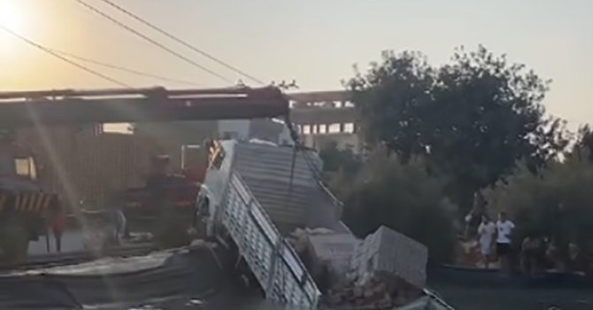 Mersin’de freni patlayan kamyon sulama havuzuna düştü