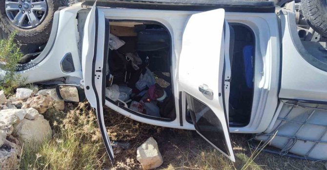Uçurumdan yuvarlanan pikabın sürücüsü yaralandı