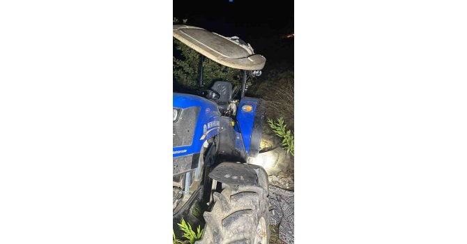 Devrilen traktörün altında kalan sürücü öldü