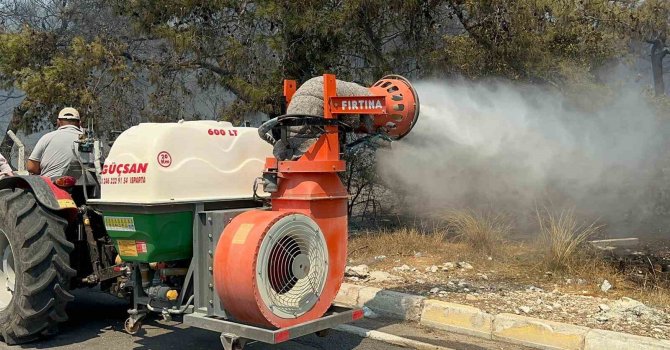 Yangın turizm yolunu kapattı, ekipler ve halk alevlere karşı mücadele ediyor