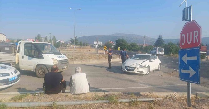 Isparta’da kamyonet ile otomobil çarpıştı: 1 yaralı