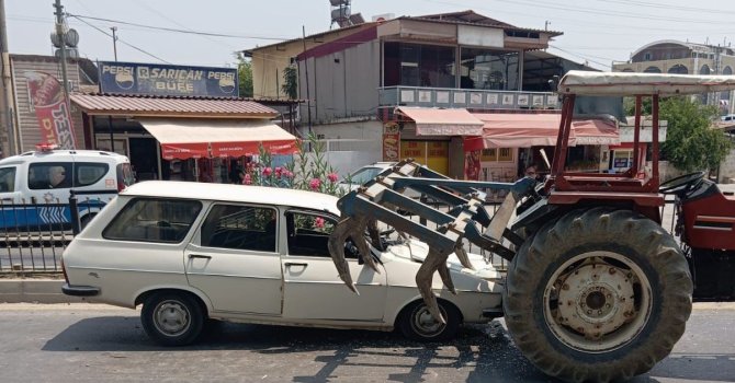 Tarsus’ta otomobil traktöre arkadan çarptı: 2 yaralı
