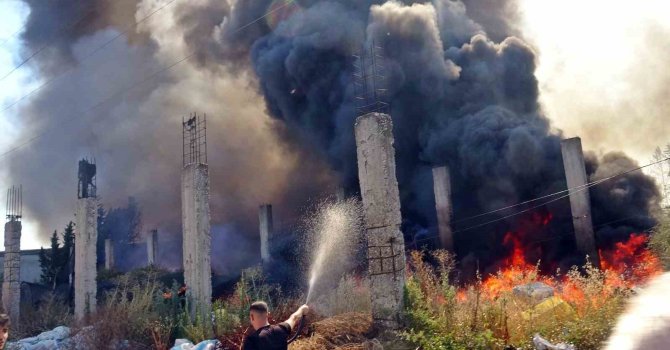 Antalya’da bir ev ve depo alevlerin arasında kaldı
