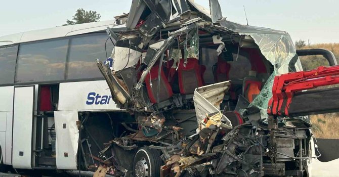 Mersin’de otobüs tıra çarptı:  9 yaralı