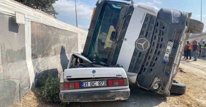 Kamyonun üzerine devrilmesiyle hurdaya dönen Tofaş’ta kimsenin olmaması faciayı önledi