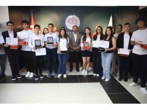 Hatay’da LGS ve YKS’de başarı elde eden öğrenciler depremzede vatandaşları gururlandırdılar