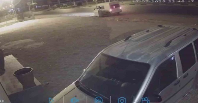 Hırsızların yol kenarında duran çöp konteynerini araca yükleyip çaldığı anlar kamerada