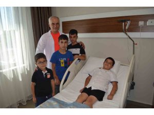 Kemik kısalığı olan Efe’nin önce sağ kolu uzatıldı şimdi ise sol kolu için tedavi görüyor