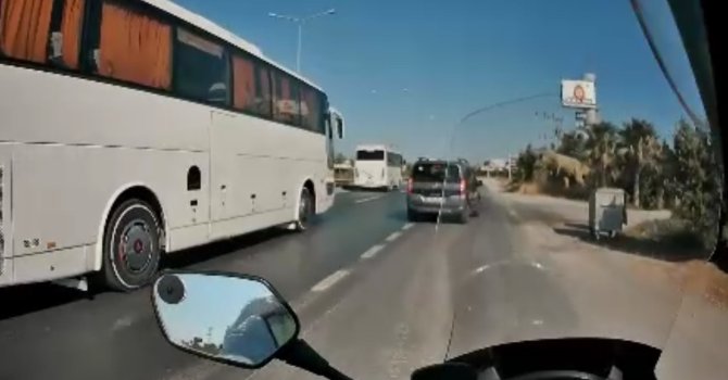 Emniyet şeridine geçen hafif ticari araca çarpıp takla attı, o anlar kameraya yansıdı