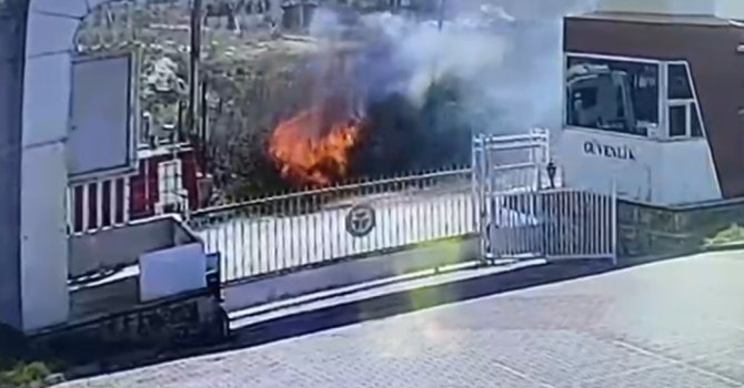 Kopan elektrik kablosu saman balyalarını küle çevirdi, o anlar güvenlik kamerasına yansıdı