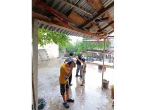 Feke’de 10 dakika yağan yağmur çocukları sevindirdi