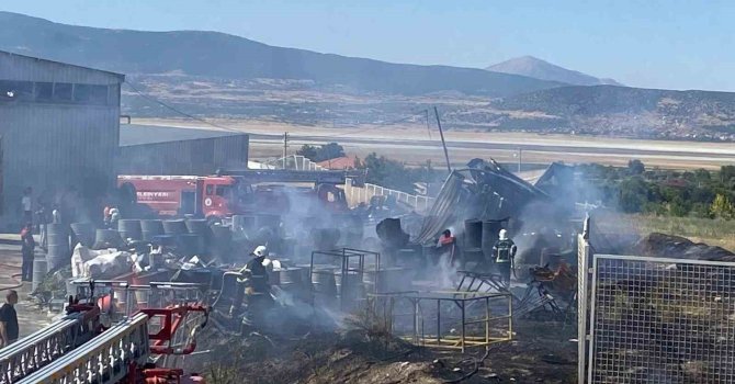 Fabrika deposunda çıkan yangında 2 işçi dumandan etkilendi