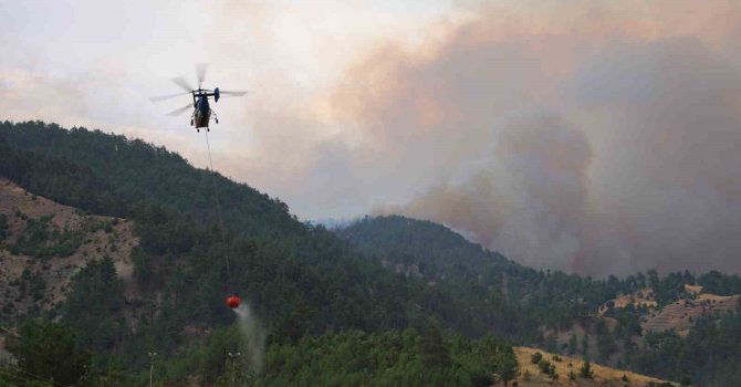 Kahramanmaraş’ta yangına havadan karadan müdahale sürüyor