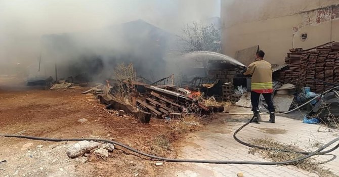 Kırıkhan’da evde çıkan yangın, otomobile sıçradı