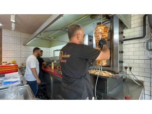 Dönerci ustası kavurucu sıcakta, ateş karşısında kafasına buz torbası koyarak serinlemeye çalıştı