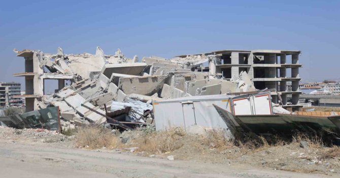 Deprem etkisi yaşatan 12 katlı binanın yerle bir olduğu anlar kamerada