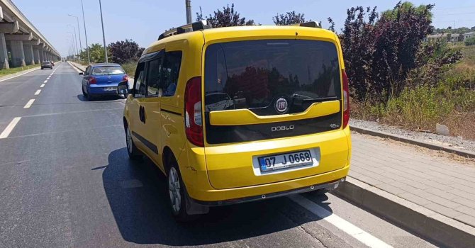 Müşteri almak için duran taksiye çarptı: 1 yaralı