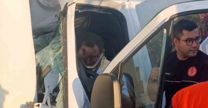 Tur aracı kamyonun altına girdi, sıkışan sürücü için ekipler alarma geçti