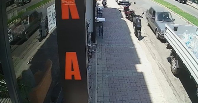 Aniden yola çıkan otomobile çarpan motosikletli yaralandı