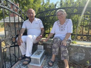 Ölen muhabbet kuşu için mermerden mezar yapıp gömdüler