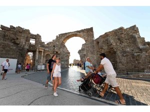 Antalya tüm zamanların günlük turist rekorunu kırdı