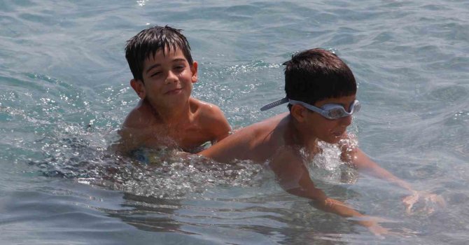 Antalya’da hava sıcaklığı 37, deniz suyu 32 derece oldu