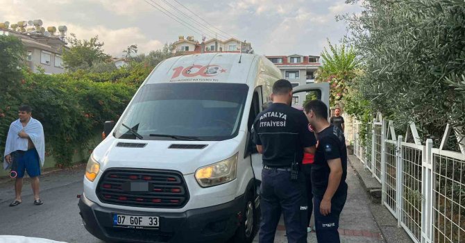 Kargo minibüsünde uyuyakalan sürücü ekipleri alarma geçirdi