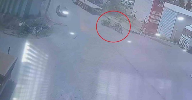 Motosikletlerin çarpışmasıyla yere savruldular