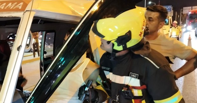 Araçta sıkışan sürücüyü itfaiye kurtardı