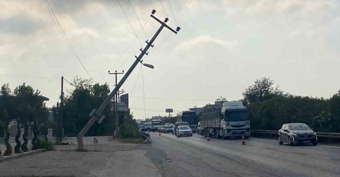 Elektrik direğine çarpan tır, trafiği tehlikeye soktu