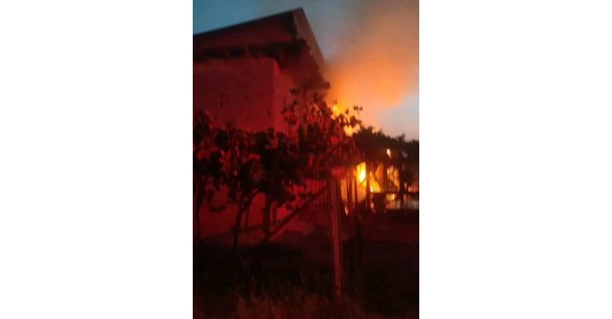 Antalya’da alev alev yanan ev kullanılamaz hale geldi