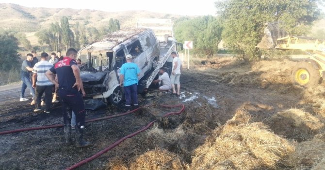 Traktöre yüklenen saman balyaları alev aldı, ticari araç küle döndü