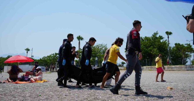 Konyaaltı Sahili’nde vücudunda kesikler bulunan erkek cesedi bulundu