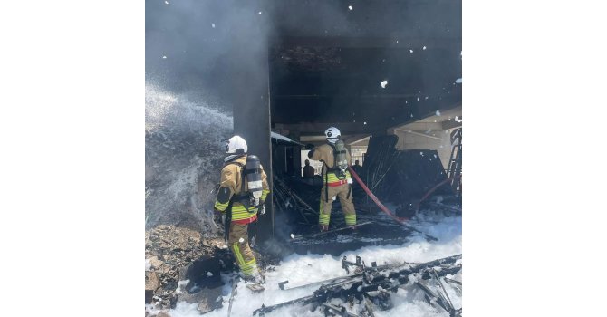 Antakya’da şantiyede çıkan yangın büyümeden söndürdü