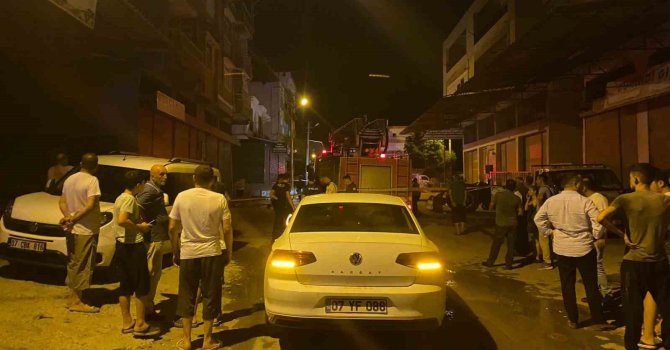 Antalya’da 4 katlı binada çıkan yangında 3 kişi dumandan etkilendi