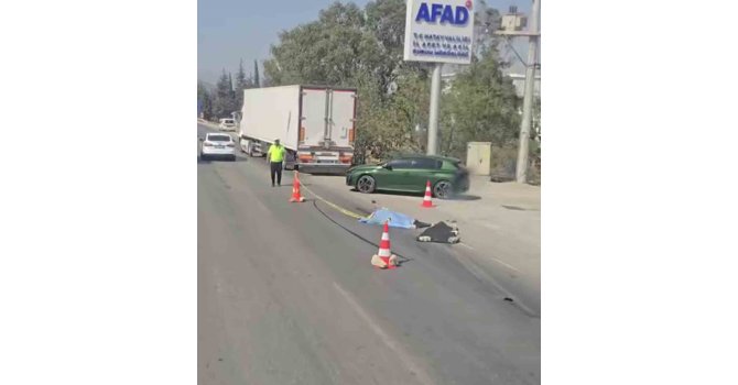 Yolun karşısına geçerken araçların çarptığı yaya can verdi