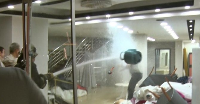 Eşinin mağazasına girip gelinliklerin üzerlerine kolonya döktü, tüpe çakmağı dayayınca tazyikli suyu yedi