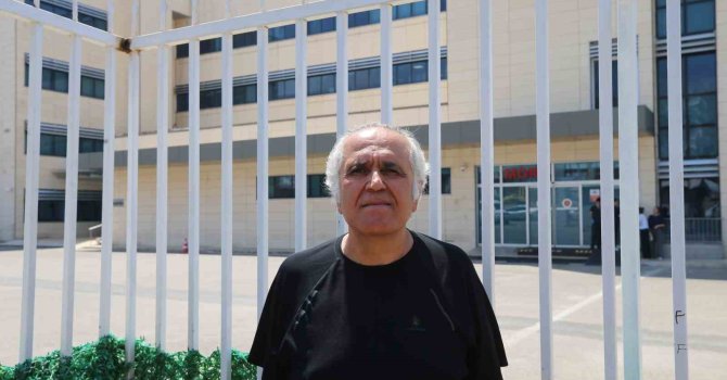 Baba ile oğlunun hayatını kaybettiği aynı kaldırımda yürürken aracın çarptığı genç hayatını kaybetti