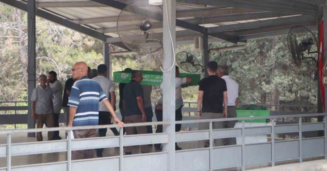 Cinnetin bıraktığı acı: Anne ve kızı yan yana, baba ayrı noktaya defnedildi