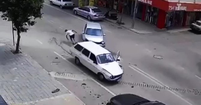 Adana’da sürücü kaza sırasında açılan kapıdan inip koşarak uzaklaştı