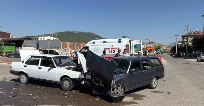 Bucak’ta Tofaş otomobiller çarpıştı: 5 yaralı