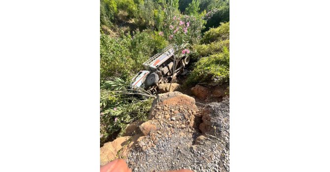 Kamyonet şarampole uçtu: 3 yaralı