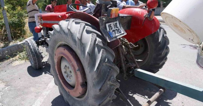 Hafif ticari araç ile traktör çarpıştı: 7 kişi yaralandı