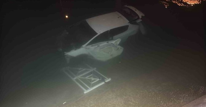 Adana’da otomobil sulama kanalına düştü: 3 yaralı