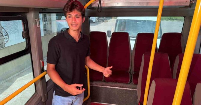 Dolmuşta 700 doları düşürdü, diğer yolcu kendi parası gibi cebine attı