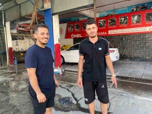 Sıcaktan bunalan köpeğin serinleme yöntemi izleyenleri gülümsetti